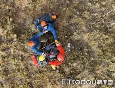 外籍男新竹尖石山區跌落受傷　空勤總隊直升機稜線吊掛下山