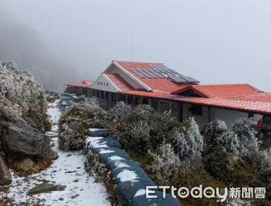 嘉明湖也下雪了！清晨短暫降雪步道結冰　超美銀白世界畫面曝