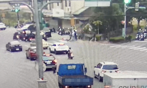 ▲桃園市龜山警方昨天下午在龜山區振興路攔查一輛黑色轎車，轎車靠邊停車後，車上5人下車拔腿狂奔。（圖／龜山警方提供）