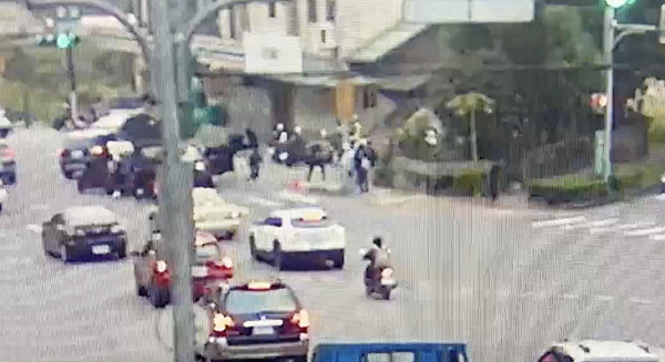 ▲桃園市龜山警方昨天下午在龜山區振興路攔查黑色轎車，車上5人下車拔腿狂奔。（圖／龜山警方提供）