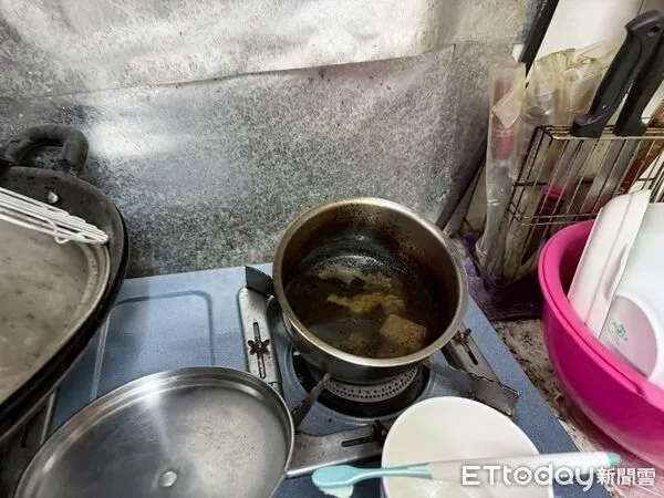 ▲台南市東區住宅發生煮食遺忘險情，鍋具燒焦產生異味，所幸家屬即時返家關閉爐火。（記者林東良翻攝，下同）