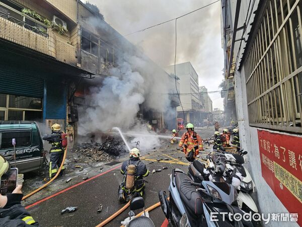 ▲新北市三重區光復路二段一處工廠大火，4民眾受困頂樓。（圖／記者陸運陞翻攝）