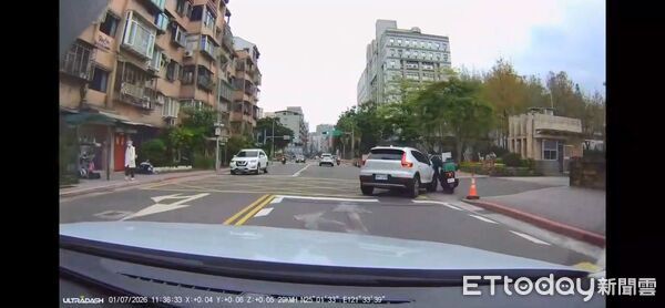 ▲7日上午北市信義區發生休旅車轉彎導致後方送餐員撞上的車禍意外。（圖／記者張君豪翻攝）