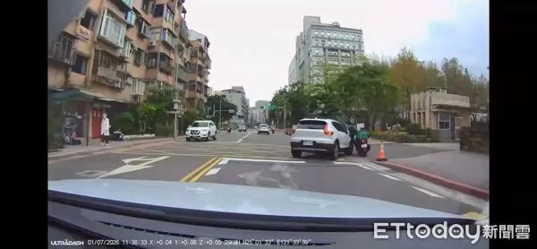 ▲7日上午北市信義區發生休旅車轉彎導致後方送餐員撞上的車禍意外。（圖／記者張君豪翻攝）