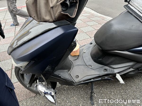 ▲7日上午北市信義區發生休旅車轉彎導致後方送餐員撞上的車禍意外。（圖／記者張君豪翻攝）