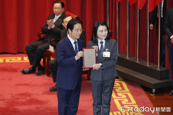 法務部調查局調查班第62期結業典禮8日於調查局舉行，總統賴清德、國安會祕書長吳釗燮、法務部長鄭銘謙、調查局長陳白立共同錫，為結業生加油打氣。會後前三名結業生藍于妙、謝孟軒、趙彥翔接受媒體聯訪。