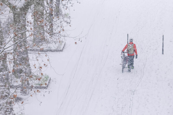 ▲▼歐洲大雪暴風雪，法國巴黎一名腳踏車騎士。（圖／達志影像／美聯社）