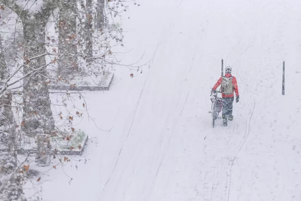 ▲▼歐洲大雪暴風雪，法國巴黎一名腳踏車騎士。（圖／達志影像／美聯社）