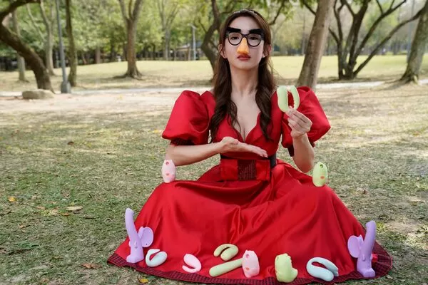 ▲郭書瑤在《何百芮的地獄戀曲》代言情趣商品。（圖／彼此影業提供）