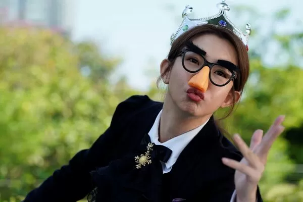 ▲郭書瑤在《何百芮的地獄戀曲》代言情趣商品。（圖／彼此影業提供）