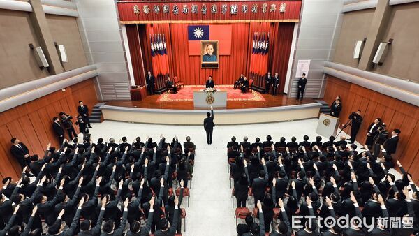 ▲▼調查局調查班第62期學員8日舉辦結業典禮，結業成績前三名學員依序為藍于妙（中）、謝孟軒（右）與趙彥翔（左），全體結業學員舉右手宣誓，並與總統賴清德等官員合照。（圖／記者黃哲民攝）