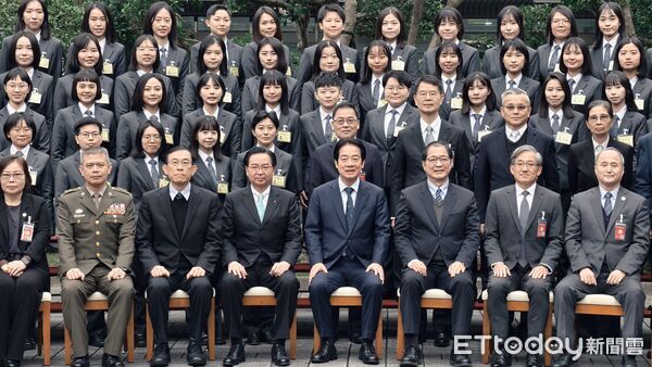 ▲▼調查局調查班第62期學員8日舉辦結業典禮，結業成績前三名學員依序為藍于妙（中）、謝孟軒（右）與趙彥翔（左），全體結業學員舉右手宣誓，並與總統賴清德等官員合照。（圖／記者黃哲民攝）