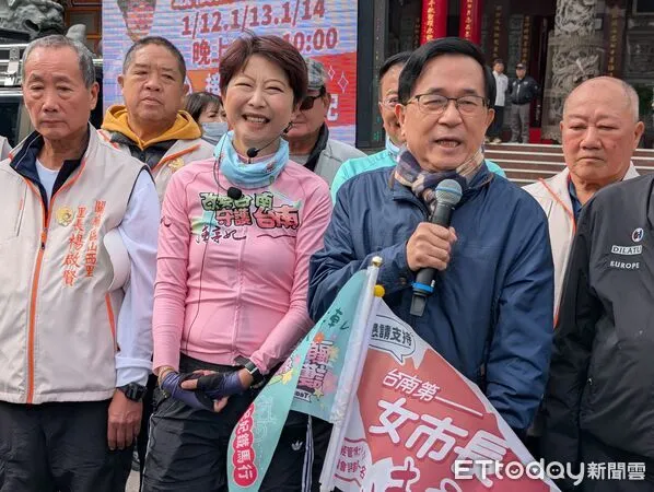 ▲民進黨立委陳亭妃推動「行動政府・行動正能量」鐵馬行動，騎遍台南37區行程進入倒數，行經關廟山西宮時，巧遇前總統陳水扁前來參拜。（記者林東良翻攝，下同）