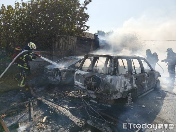 ▲彰化縣線西鄉住家空地不明原因起火，延燒4車。（圖／記者唐詠絮翻攝，下同）