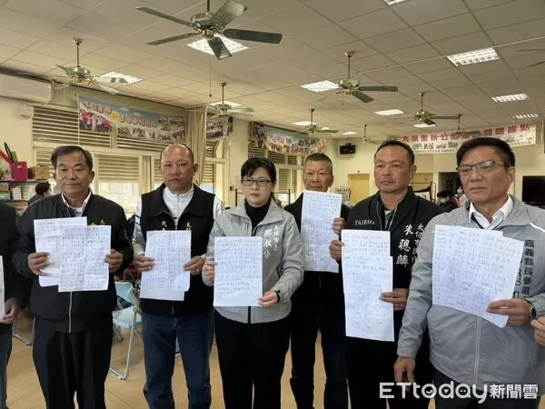 ▲▼  嘉義縣翁章梁縣長提出黃金十年， 太保市高鐵特定區卻是光電二十年，太保市長鄭淑分陪同陳情的市民 召開記者會   。（圖／記者翁伊森攝）