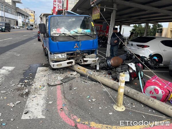 ▲▼ 高雄小貨車「失控逆向」猛撞　路旁電桿斷裂倒塌！現場慘況曝 。（圖／記者賴文萱翻攝）