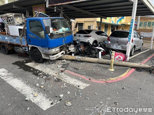 ▲▼ 高雄小貨車「失控逆向」猛撞　路旁電桿斷裂倒塌！現場慘況曝 。（圖／記者賴文萱翻攝）