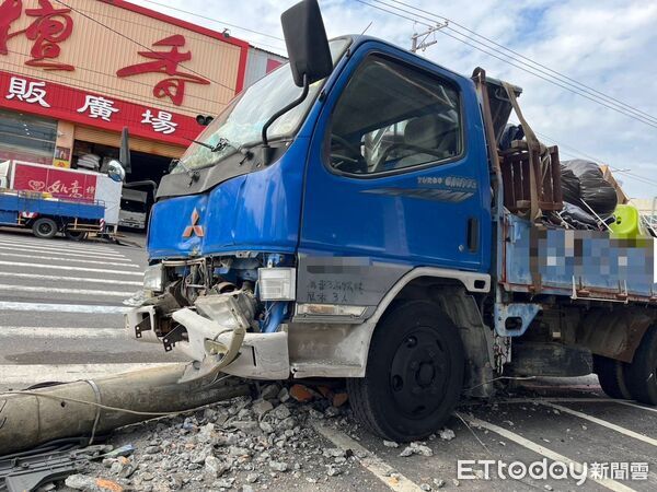 ▲▼ 高雄小貨車「失控逆向」猛撞　路旁電桿斷裂倒塌！現場慘況曝 。（圖／記者賴文萱翻攝）