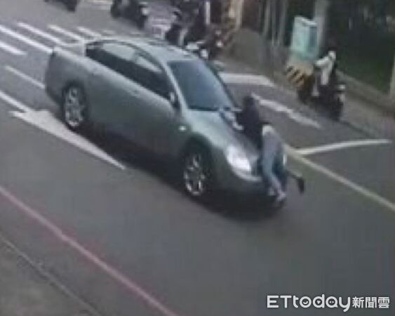 ▲▼女兒肉身趴引擎蓋。（圖／ETtoday資料照）