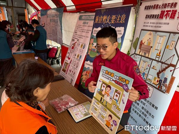 ▲好人好事社團舉辦獨居老人春節聯歡會，消防局東門分隊到場進行防火與用電安全宣導。（記者林東良翻攝，下同）