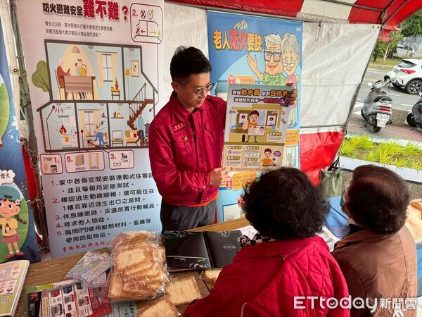 ▲好人好事社團舉辦獨居老人春節聯歡會，消防局東門分隊到場進行防火與用電安全宣導。（記者林東良翻攝，下同）