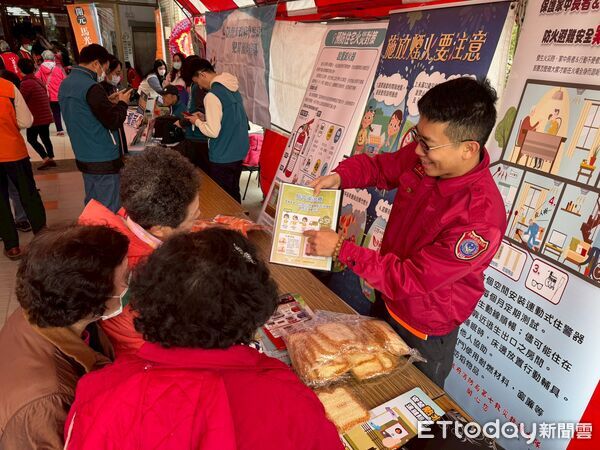 ▲好人好事社團舉辦獨居老人春節聯歡會，消防局東門分隊到場進行防火與用電安全宣導。（記者林東良翻攝，下同）