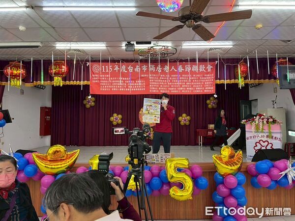 ▲好人好事社團舉辦獨居老人春節聯歡會，消防局東門分隊到場進行防火與用電安全宣導。（記者林東良翻攝，下同）