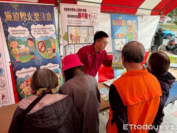 ▲好人好事社團舉辦獨居老人春節聯歡會，消防局東門分隊到場進行防火與用電安全宣導。（記者林東良翻攝，下同）