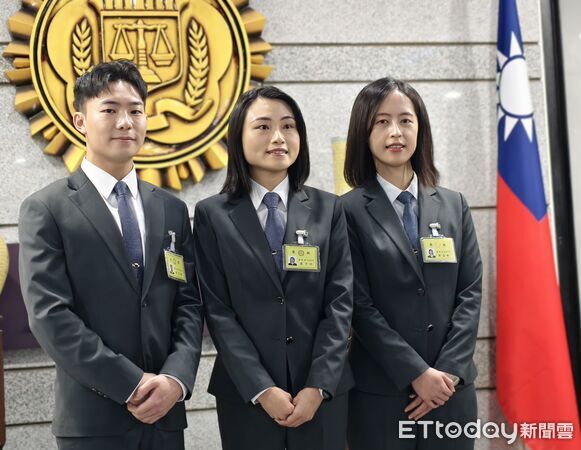 ▲▼調查局調查班第62期學員8日舉辦結業典禮，總統賴清德親臨主持，結業成績前三名學員依序為藍于妙（中）、謝孟軒（右）與趙彥翔（左），全體結業學員舉右手宣誓，並與總統賴清德等官員合照。（圖／記者黃哲民攝）