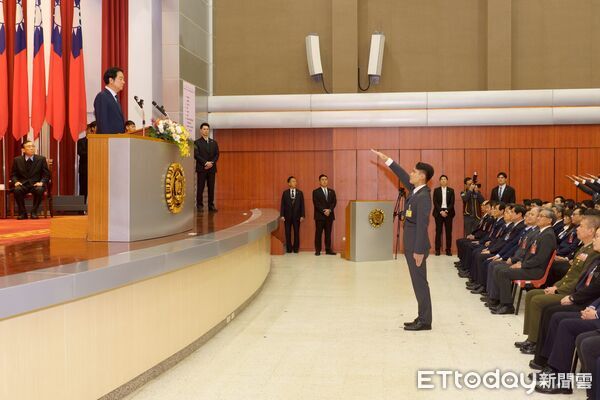 ▲▼調查局調查班第62期學員8日舉辦結業典禮，總統賴清德親臨主持，結業成績前三名學員依序為藍于妙（中）、謝孟軒（右）與趙彥翔（左），全體結業學員舉右手宣誓，並與總統賴清德等官員合照。（圖／記者黃哲民攝）