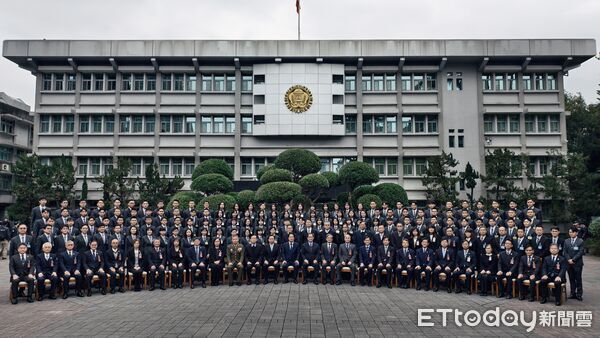 ▲▼調查局調查班第62期學員8日舉辦結業典禮，總統賴清德親臨主持，結業成績前三名學員依序為藍于妙（中）、謝孟軒（右）與趙彥翔（左），全體結業學員舉右手宣誓，並與總統賴清德等官員合照。（圖／記者黃哲民攝）