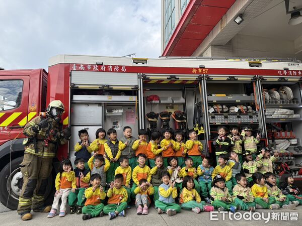 ▲愛迪生幼兒園小朋友參訪新市消防分隊，近距離認識消防車與救護車，開心化身小小消防員。（記者林東良翻攝，下同）