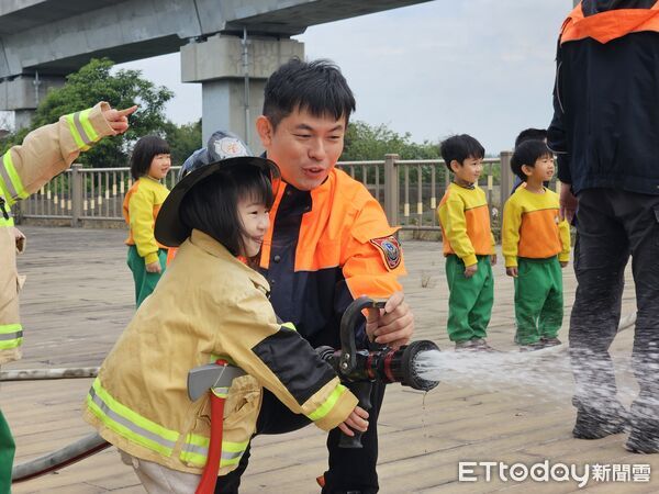 ▲愛迪生幼兒園小朋友參訪新市消防分隊，近距離認識消防車與救護車，開心化身小小消防員。（記者林東良翻攝，下同）