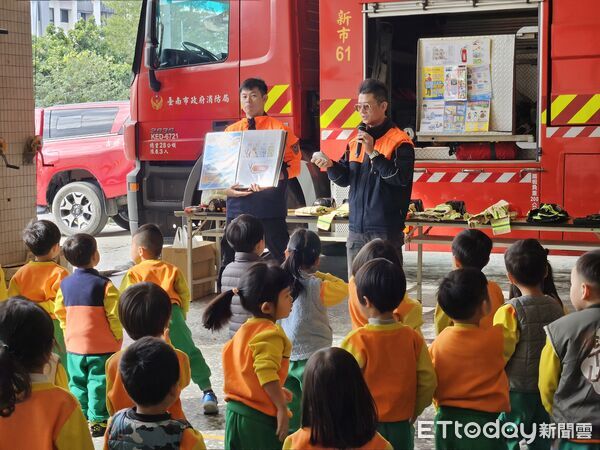 ▲愛迪生幼兒園小朋友參訪新市消防分隊，近距離認識消防車與救護車，開心化身小小消防員。（記者林東良翻攝，下同）
