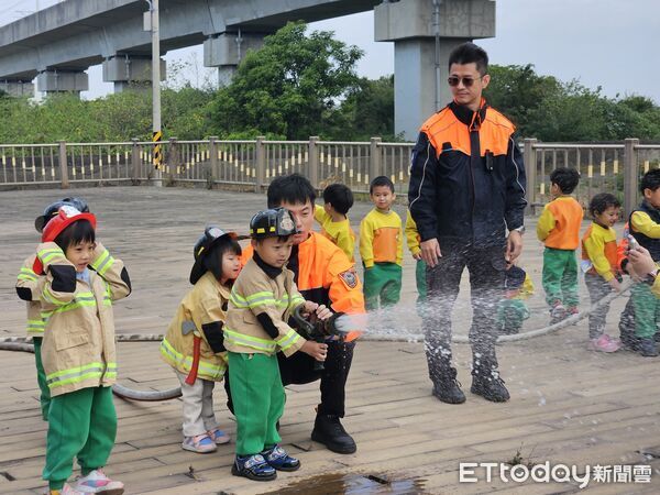 ▲愛迪生幼兒園小朋友參訪新市消防分隊，近距離認識消防車與救護車，開心化身小小消防員。（記者林東良翻攝，下同）