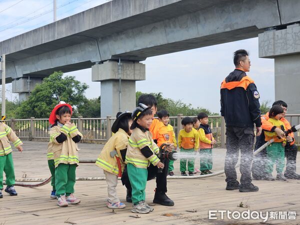 ▲愛迪生幼兒園小朋友參訪新市消防分隊，近距離認識消防車與救護車，開心化身小小消防員。（記者林東良翻攝，下同）