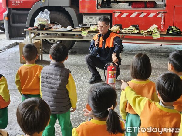 ▲愛迪生幼兒園小朋友參訪新市消防分隊，近距離認識消防車與救護車，開心化身小小消防員。（記者林東良翻攝，下同）