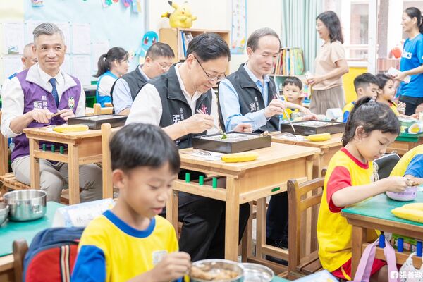 ▲桃園市2023年率先推出國中小免費營養午餐政策，市長張善政實際到小學與小學生享用營養午餐。（資料照／市府新聞處提供）