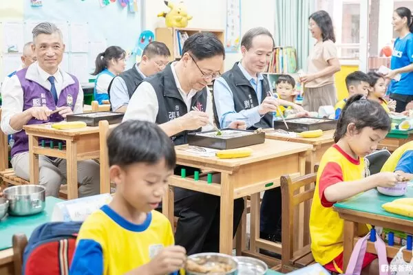 ▲桃園市2023年率先推出國中小免費營養午餐政策，市長張善政實際到小學與小學生享用營養午餐。（資料照／市府新聞處提供）