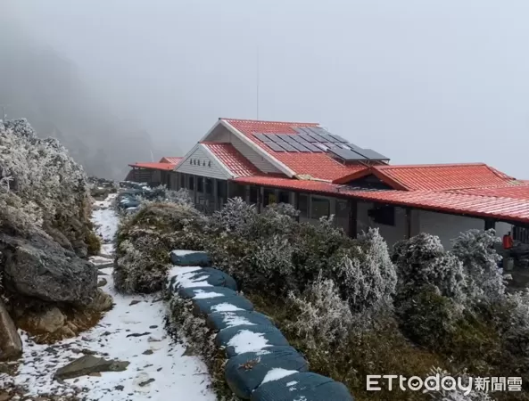 ▲嘉明湖國家步道晨間短暫降雪。（圖／記者楊晨東翻攝）