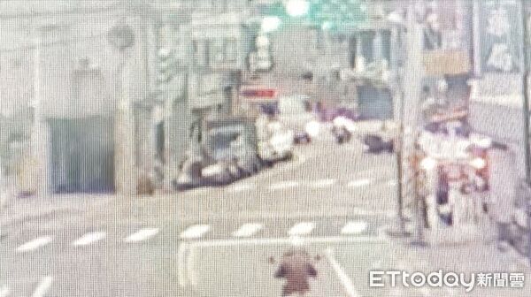 ▲蘇男騎車起步未禮讓行進中車輛，與謝女發生擦撞後倒地。（圖／記者陸運陞翻攝）