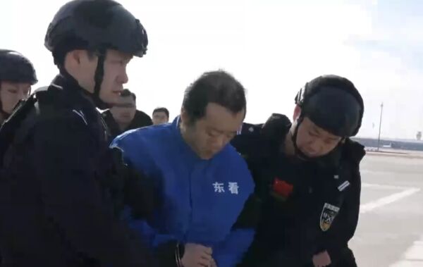 ▲▼陳志被銬狼狽慘狀曝光！公安證實：從柬埔寨金邊押解回中國。（圖／翻攝央視）