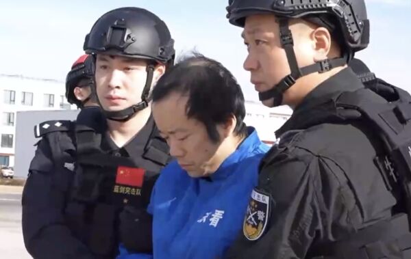 ▲▼陳志被銬狼狽慘狀曝光！公安證實：從柬埔寨金邊押解回中國。（圖／翻攝央視）