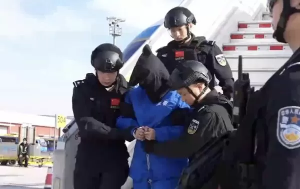 ▲▼陳志被銬狼狽慘狀曝光！公安證實：從柬埔寨金邊押解回中國。（圖／翻攝央視）