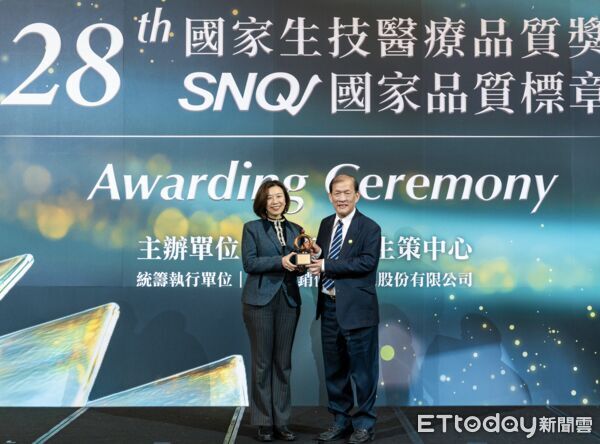 ▲中國醫藥大學附設醫院於2025年SNQ國家品質標章評選中，同時榮獲「醫院永續發展組」及「公益服務類」銅獎肯定。（圖／記者游瓊華翻攝）