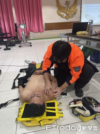 ▲台南市消防局舉辦骨內血管電鑽穿刺種子教官訓練，邀請奇美醫院急診醫師授課強化救護專業。（記者林東良翻攝，下同）