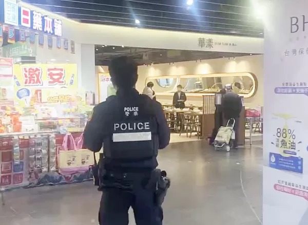 ▲網傳龜山A8環球購物中心商場昨晚有男子持長刀揮舞，龜山警方立即派員到場查看。（圖／龜山警方提供）