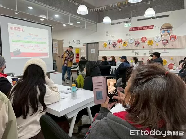 ▲虎尾就業中心舉辦創業分享講座，邀請在地餐飲加盟主鄭加成與失業民眾面對面交流。（圖／記者游瓊華翻攝）
