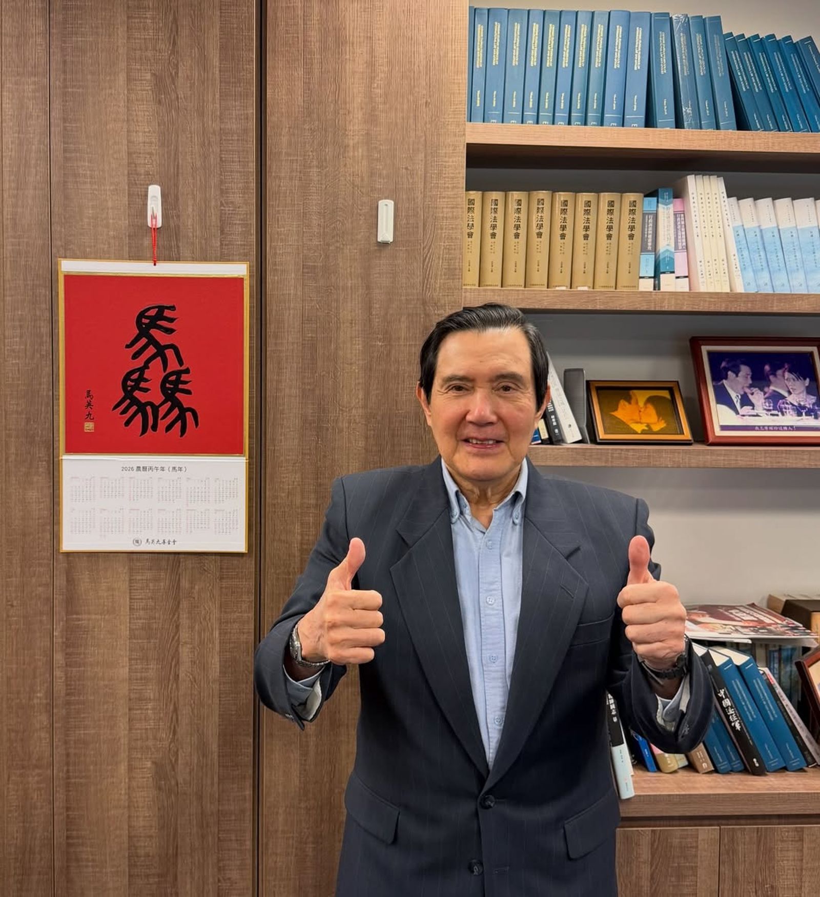 馬英九分享馬年掛曆，身後與夫人周美青的兩張照片卻意外搶鏡。（翻攝ma_yingjeou  IG）