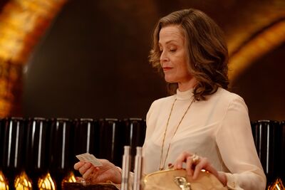 76歲雪歌妮薇佛逆齡美炸！踏4吋高跟挑戰蛇蠍美人　影帝也被迷倒